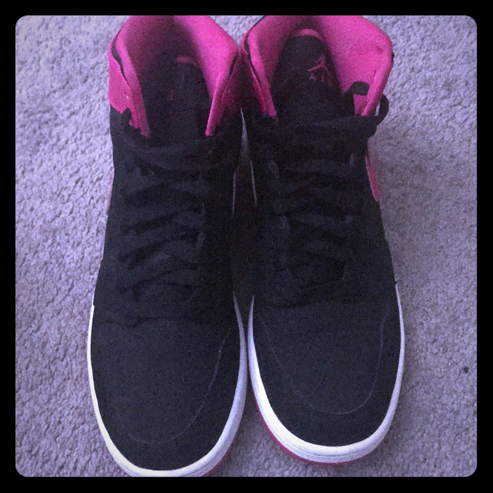 I am selling a pair of Jordan’s.